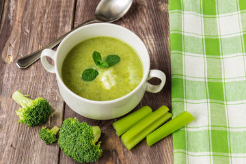Broccoli soup with mint and ricotta cheese