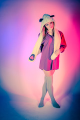 Jeune femme et bonnet panda