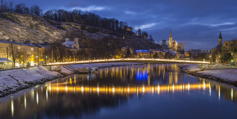Fototapeta na wymiar golden bridge and reflections in the water in austrian city