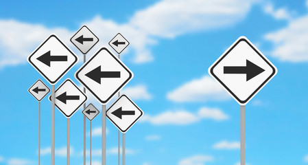Cartelli con frecce direzioni diverse