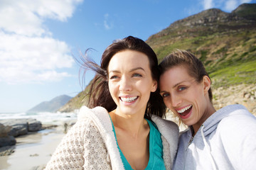 Obraz premium Two smiling women friends taking selfie