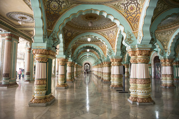 Interior del Palacio Real de Mysore, india. Arcos azules. 