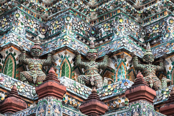 Fototapeta na wymiar Demon Guardian statues decorating the Buddhist temple Wat Arun i