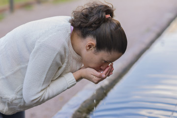 Bebiendo agua.