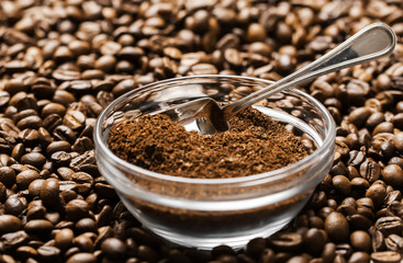Natural ground coffee heap in transparent glass bowl on сoffee