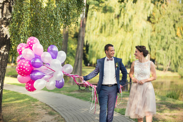 Happy wedding couple with balloons.