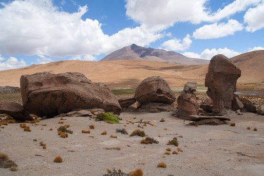 głazy w krajobrazie Altiplano w Boliwii