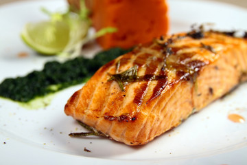 Salmon fillet in spices with spinach and carrot puree