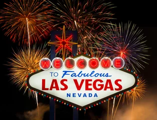Foto auf Leinwand Willkommen im Fabulous Las Vegas mit buntem Feuerwerkshintergrund © littlestocker