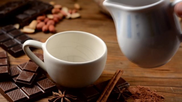 versare la cioccolata calda nella tazza