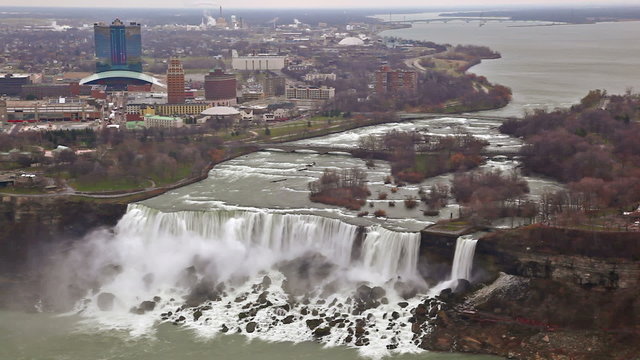American Falls and Bridal Veil Falls at Niagara Falls with New York in the background.