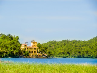 Obraz premium lakeside and home and nature