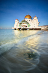 Fototapeta na wymiar Beautiful clear blue sky over the Malacca straits mosque located at Malacca, Malaysia.