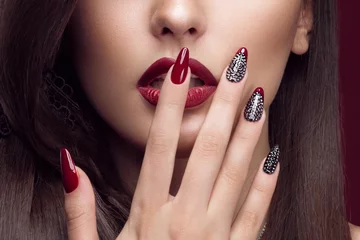  Mooi meisje met ongewoon kapsel, lichte make-up, rode lippen en manicureontwerp. Mooi gezicht. Kunst nagels. © Kobrinphoto