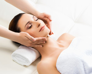 Obraz na płótnie Canvas Beautiful woman on a spa massage procedure
