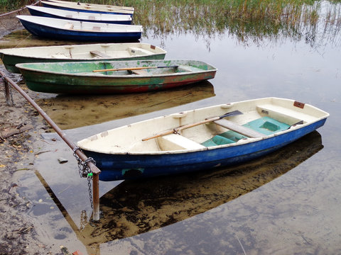 The anchored boats at the shore of the lake