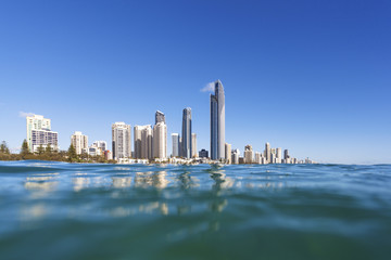 Obraz premium Blue waves rolling on Surfers Paradise beach