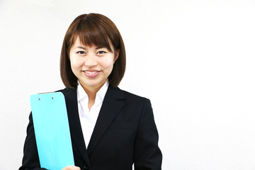 バインダーを持ったビジネスウーマン
