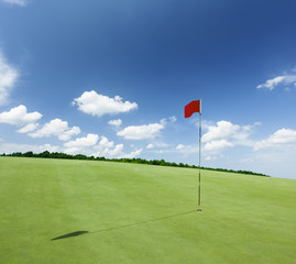 Obraz premium Flag and the golf field