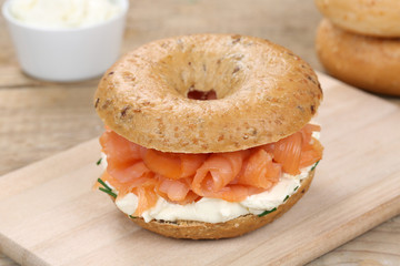 Bagel Brötchen Sandwich zum Frühstück belegt mit Lachs Fisch