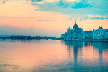 Obraz premium Parliament building in Budapest early morning