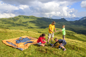 gemeinsamer Zeltaufbau im Gebirge