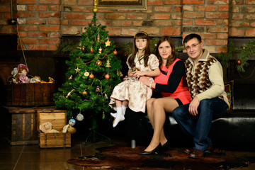 Obraz premium Family new year's eve around the Christmas tree