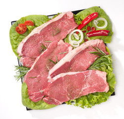 Fette di manzo con peperoncino e insalata