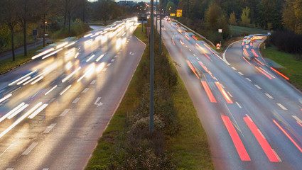 Vierspurige Schnellstraße in Augsburg bei Nacht mit vielen Lichtspuren