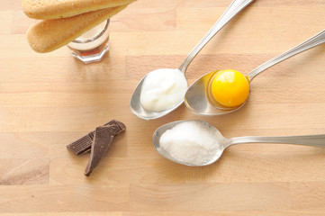 tagliere di legno con gli ingredienti per prepare golosi dolci e dessert, vista dall'alto, luce solare