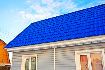 Roof with metal tile