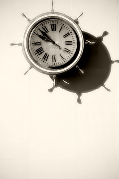 Wanduhr Schiffssteuerrad / Ein Schiffssteuerrad wurde zu einer nostalgisch maritimen Wanduhr umfunktioniert.