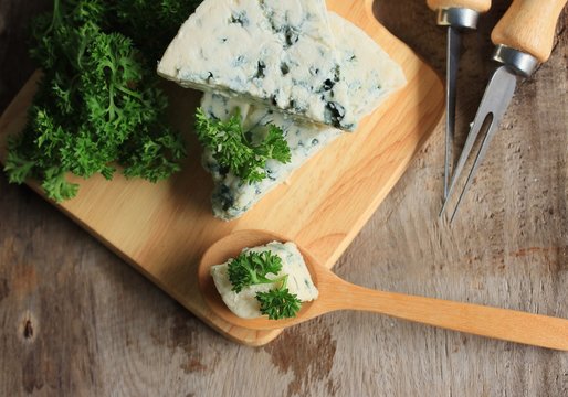 Blue cheese with parsley