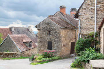 Fototapeta na wymiar Vieilles demeures dans le centre historique de Chateauneuf, Bourgogne, Côtes d'or, France