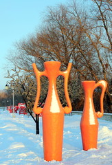 Два кувшина в городском парке