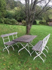 Klapptisch und B&auml;nke im Garten