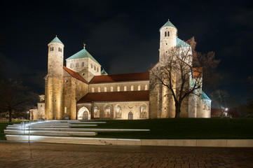 St. Michaeliskirche bei Nacht, in Hildesheim, Deutschland