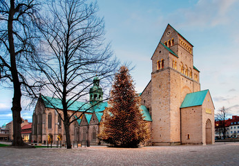 Dom Kirche bei Tag,  St. Mariä Himmelfahrt, mit Christbaum, in Hildesheim,
