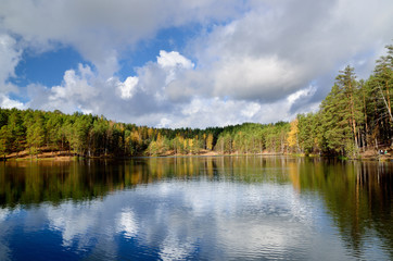 Fototapeta na wymiar lake landscape during Fall season