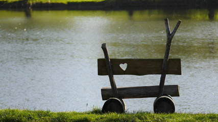 Holzbank mit Herz