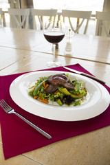 микс салат с яйцом пашот и индейкой