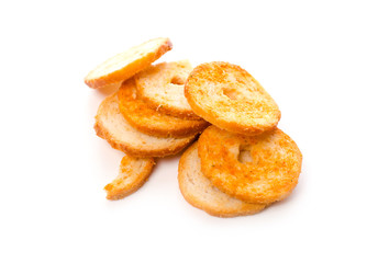 Würzige Brotchips auf weißem Hintergrund