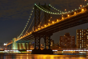 Obraz premium Manhattan Bridge and skyline view from Brooklyn at night