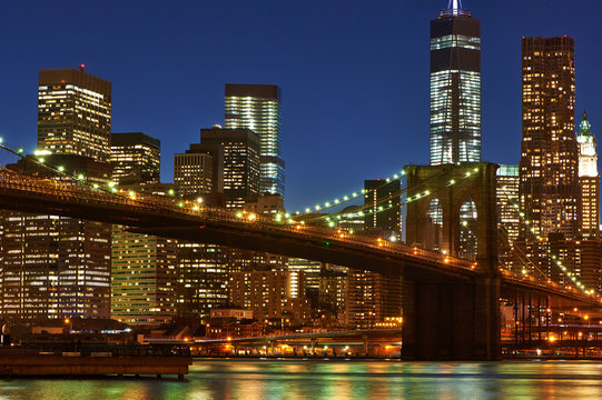 Brooklyn Bridge with lower Manhattan skyline at night