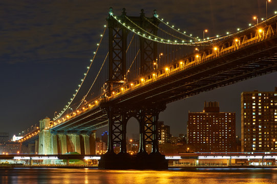 Fototapeta Manhattan Bridge and skyline view from Brooklyn at night