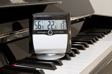 Messung der Temperatur und Luftfeuchtigkeit auf einem Klavier