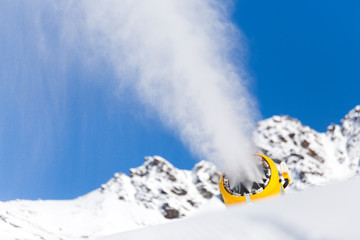 Schneekanone in den Bergen