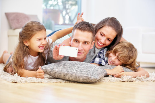 Familie macht Selfie mit Smartphone