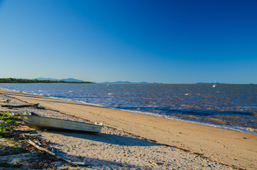 Boot am Strand von Cardwell