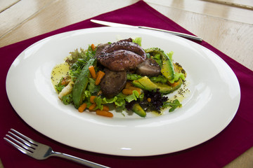 салат микс с яйцом пашот и индейкой